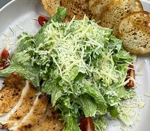 Салат Цезарь с курицей
