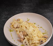 Феттуччине с курицей и шпинатом в сливочном соусе