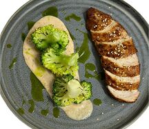 Д Стейк куриный с брокколи и ореховым соусом