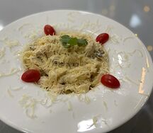Паста с курицей и грибами в сливочном соусе