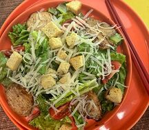 Салат Цезарь с запеченной куриной грудкой