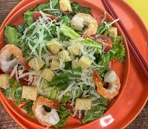 Салат Цезарь с королевскими креветками