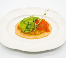 Рыбная котлета с красной икрой, авокадо и спайси-соусом