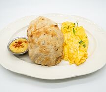 Скрэмбл с хумусом и питами с овощами и нутом