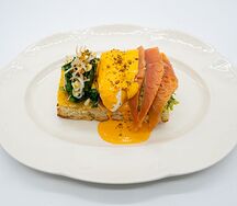 Бриошь с семгой, гуакамоле и яйцом пашот  