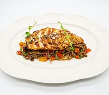 Стейк куриный в соусе терияки с гречневой лапшой
