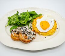 Купаты с глазуньей, картофельным драником с грибным соусом и трюфельной пастой