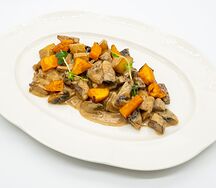 Телятина с грибами, запеченным картофелем и бататом