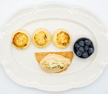 Сырники с ягодами и муссом из сгущенки