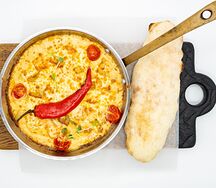 Филе цыпленка, запеченное под сыром в остром соусе
