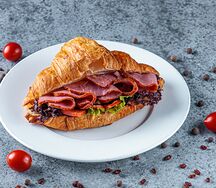 Круассан с ветчиной