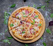 Пицца с ананасом и ветчиной