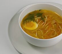 Куриный бульон с лапшой и яйцом