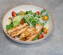 Салат цезарь с курицей