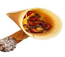 Вафельная трубочка с фруктами