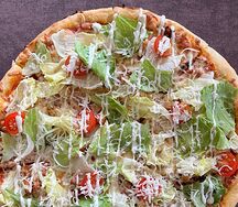Пицца с курицей и айсбергом