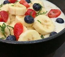 Рисовая каша с сезонными фруктами и ягодами