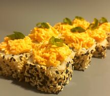 Спайси с лососем и кунжутом