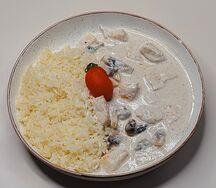 Курица с грибами в сливочном соусе и рисом басмати
