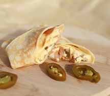 Роллинг с карпачо из курицы, пармезаном и халапеньо 