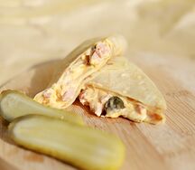 Роллинг с ветчиной, сыром и малосольным огурцом 