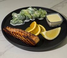 Стейк из лосося с брокколи в сливках