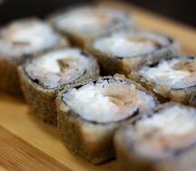 Жареный ролл с омлетом и муссом из лосося