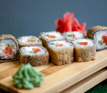 Жареный ролл с лососем и сыром