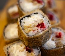 Жареный ролл с курицей и омлетом