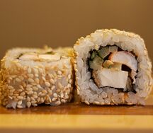 Ролл сжареной курицей и креветкой