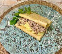Блинчик с мясом и картофельным пюре