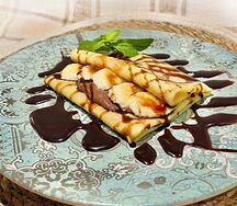 Блинчик с бананом, ореховой пастой и шоколадом