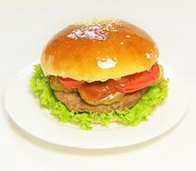 Большой бургер с курицей