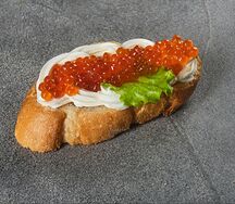 Брускетта с красной икрой