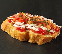 Брускетта с сальсой из томатов и креветкой