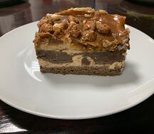 Пирожное карамельно-ореховое