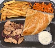 Шаверма на тарелке с курицей