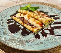 Блинчик с бананом, ореховой пастой и шоколадом