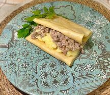 Блинчик с мясом и картофельным пюре