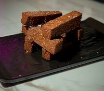 Гренки ржаные с чесночным соусом