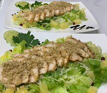 Салат из курицы с ананасом и миксом салатов