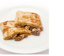 Блин с вареной сгущенкой и грецким орехом