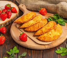Миничебуреки с клубникой