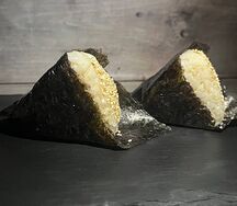 Онигири с лососем 