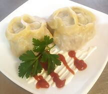 Манты с мясом, картофелем и соусом