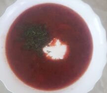 Борщ из свежей капусты с мясом и сметаной 