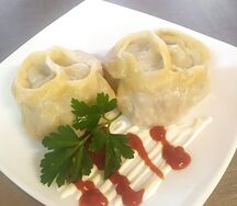 Манты мясные с соусом
