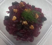 Свекла с орехами и черносливом 