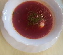 Борщ с говядиной и сметаной