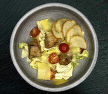 Салат Цезарь с курицей